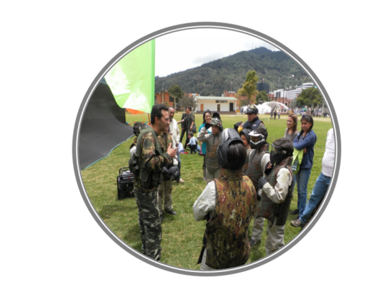 Antes de comenzar el juego se les brinda a los participantes una completa asesoría acerca del equipo de protección, uso de las marcadoras y reglas de juego